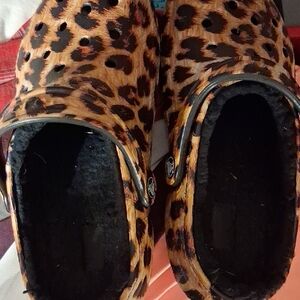 CROCS Leopard Print Fuzzy Lined Clog Sandals - Brown Black